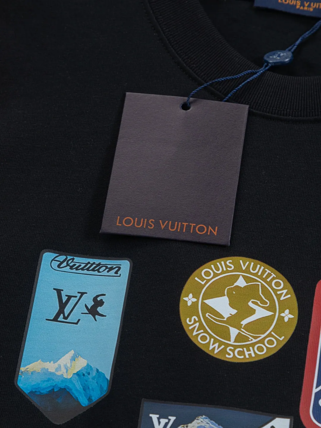 🅿️190 Louis Vuitton 1V LV micro-wide version S-XL LV 26ss New product counters are on the shelves at the same time Multi-process digital direct printing Various travel patches on the chest Micro-stamp printing Round-neck short-sleeved T-shirts, the same style for men and women! Consigned to one-to-one creation. Synchronized with the official website, pure cotton fabrics at the counter! It is close to the skin and comfortable, durable and easy to wear. It has a classic and simple logo design and meticulous original craftsmanship. Short-sleeves, a must-have item for men, do not appear to be the same for the general public, but must be unique and eye-catching. This LV short-sleeve is all about quality, comfort, the same shape and fashion as always, including fabrics and cutting techniques. All of them have been made with great effort! 320 grams of washed pure cotton fabric, pure cotton is breathable, very refreshing and comfortable for daily wear. The rib knitting on the neckline is smooth and tight, and the neckline will not be skewed if you toss it at will. The loose version, you will find that it looks really good on the upper body. The overall is minimalist and neat, super versatile for daily use! Pair it casually with a pair of pants for a youthful look. A T-shirt will make your outfit crazy. It is a fashionable item that can never go wrong! Color: Black White Gray Size: S-XL Size chart: S: Shoulder width 50-Bust 56-Length 70 M: Shoulder width 52-Bust 57-Length 72 L: Shoulder width 54-Bust 59-Length 74 XL: Shoulder width 56-Bust 62-Length 76